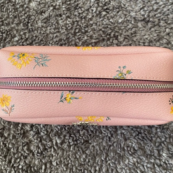 COACH LARGE BOXY COSMETIC BAG in DANDELION PRINT - Picture 2 of 6